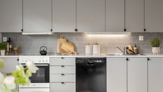 Kjøkkeninnredning fra Ikea med laminatbenkeplate.