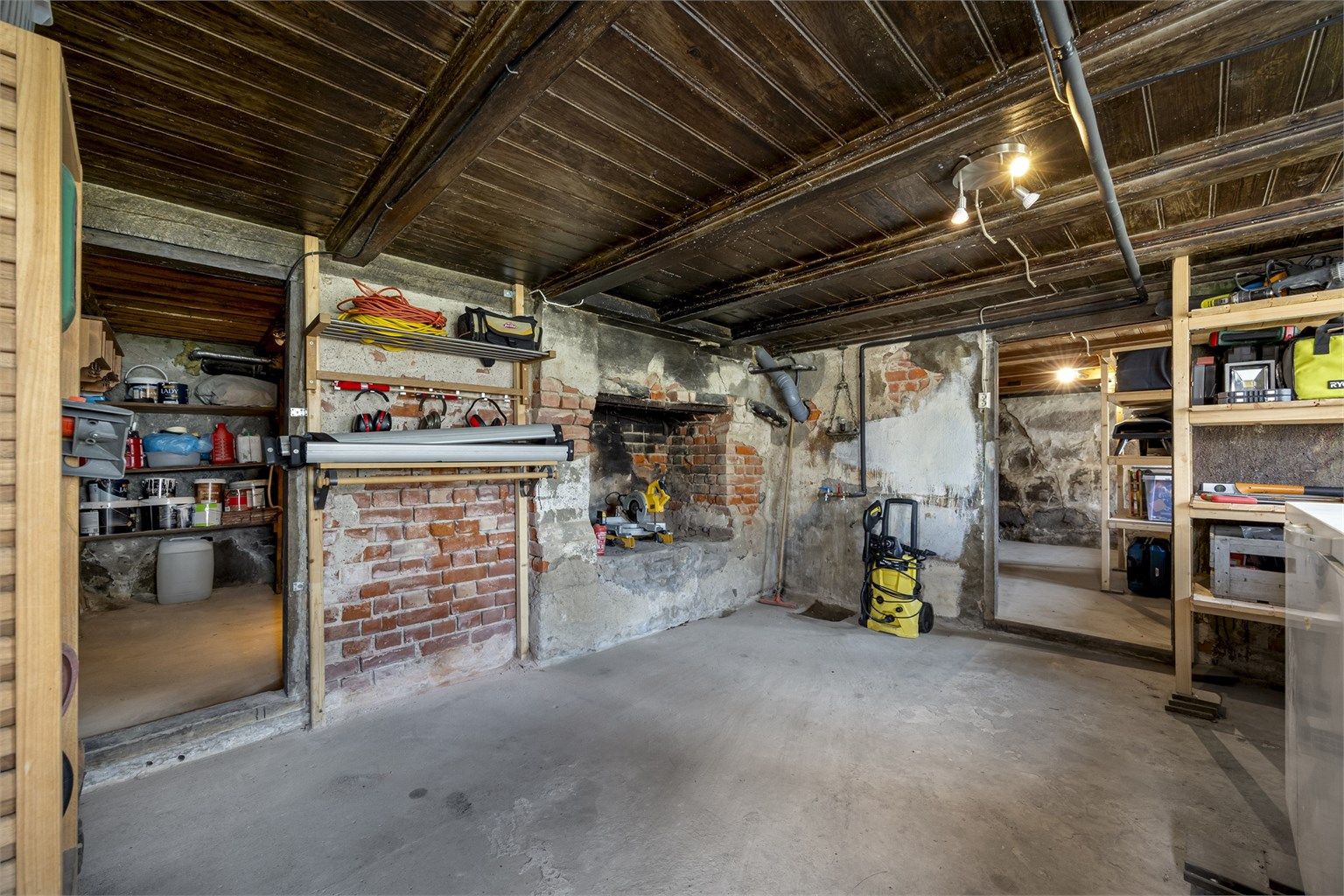 Kjelleren i hovedhuset består av boder med rikelig oppbevaringsplass.