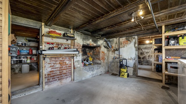 Kjelleren i hovedhuset består av boder med rikelig oppbevaringsplass.