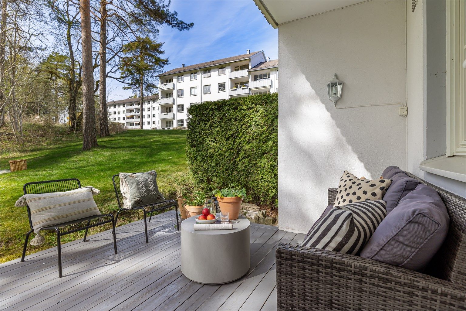 Fra terrassen er det frodig utsikt mot sameiets fellesarealer