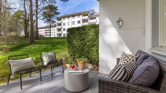 Fra terrassen er det frodig utsikt mot sameiets fellesarealer