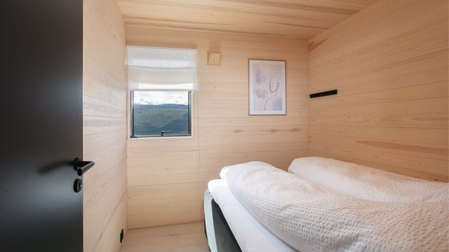 Alle soverommene har gjennomgående materialvalg med trepanel og parkett.