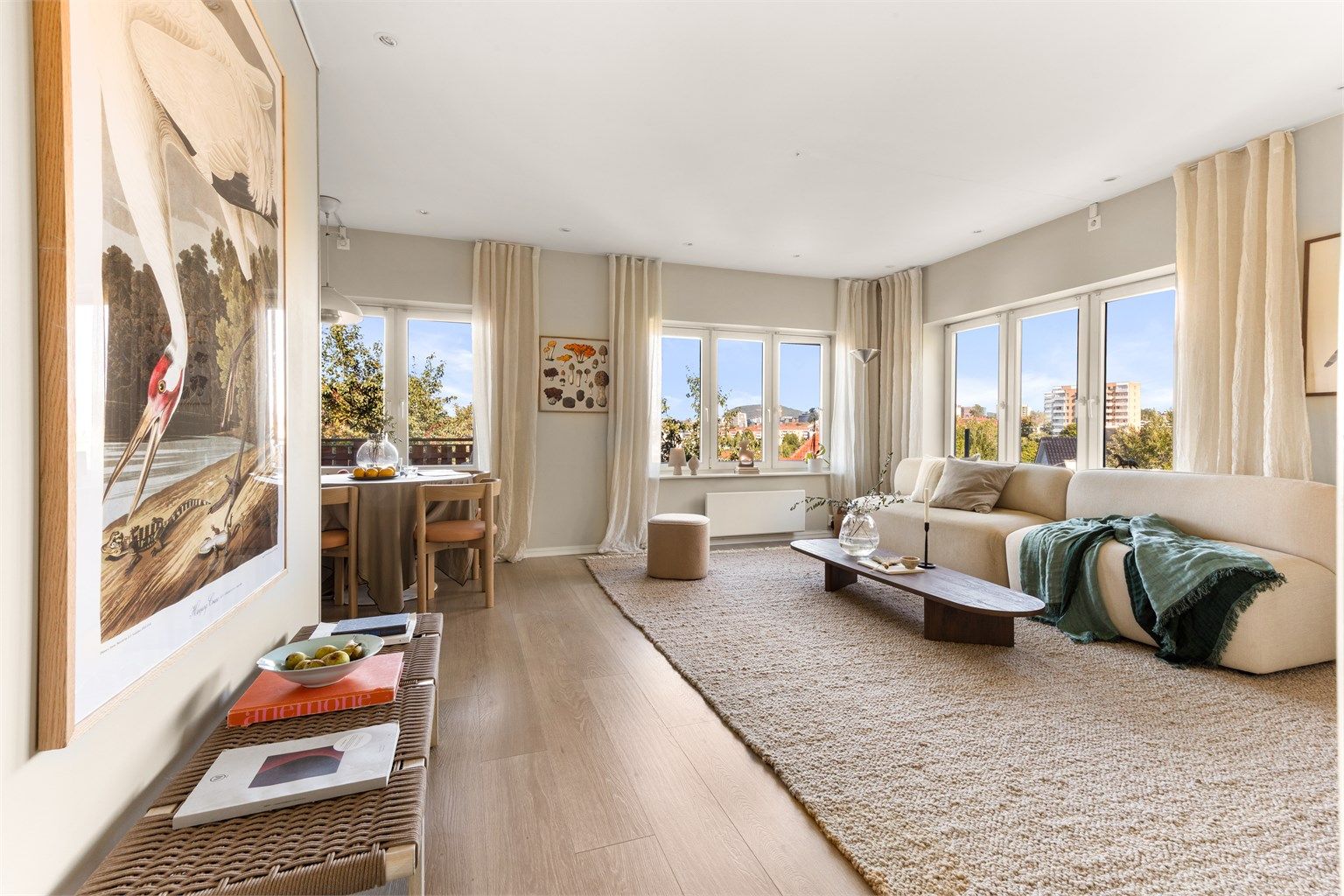 Åpen og hyggelig stue med god plass til å møblere etter eget ønske og stil. 