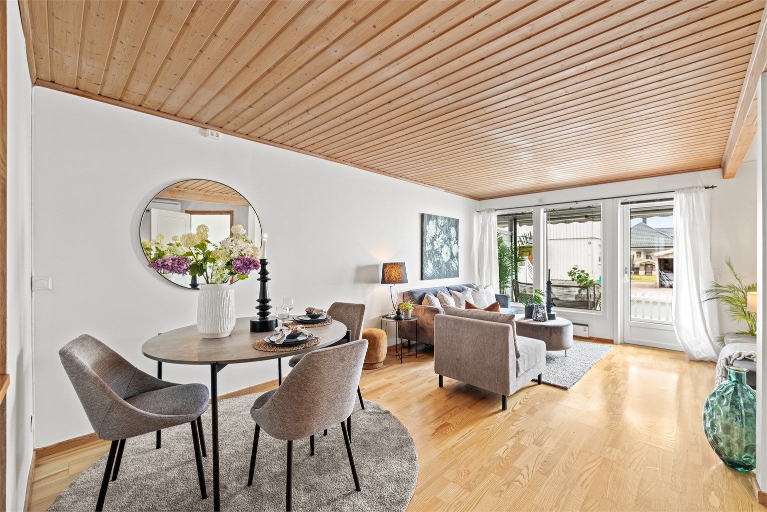 De store vindusflatene og glassdøren mot terrassen slipper inn rikelig med dagslys.