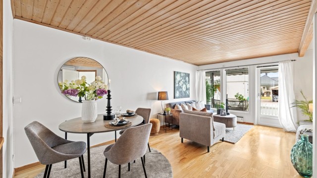 De store vindusflatene og glassdøren mot terrassen slipper inn rikelig med dagslys.