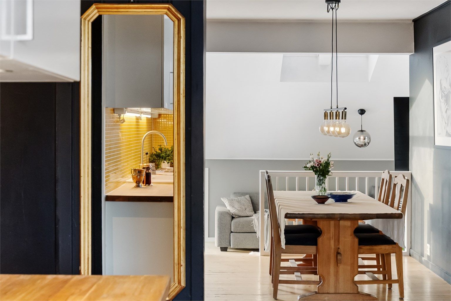 Fra kjøkkenet er det en naturlig overgang til spisestuen.