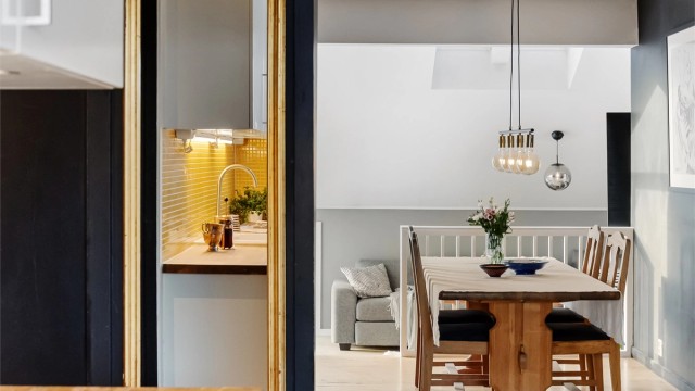 Fra kjøkkenet er det en naturlig overgang til spisestuen.