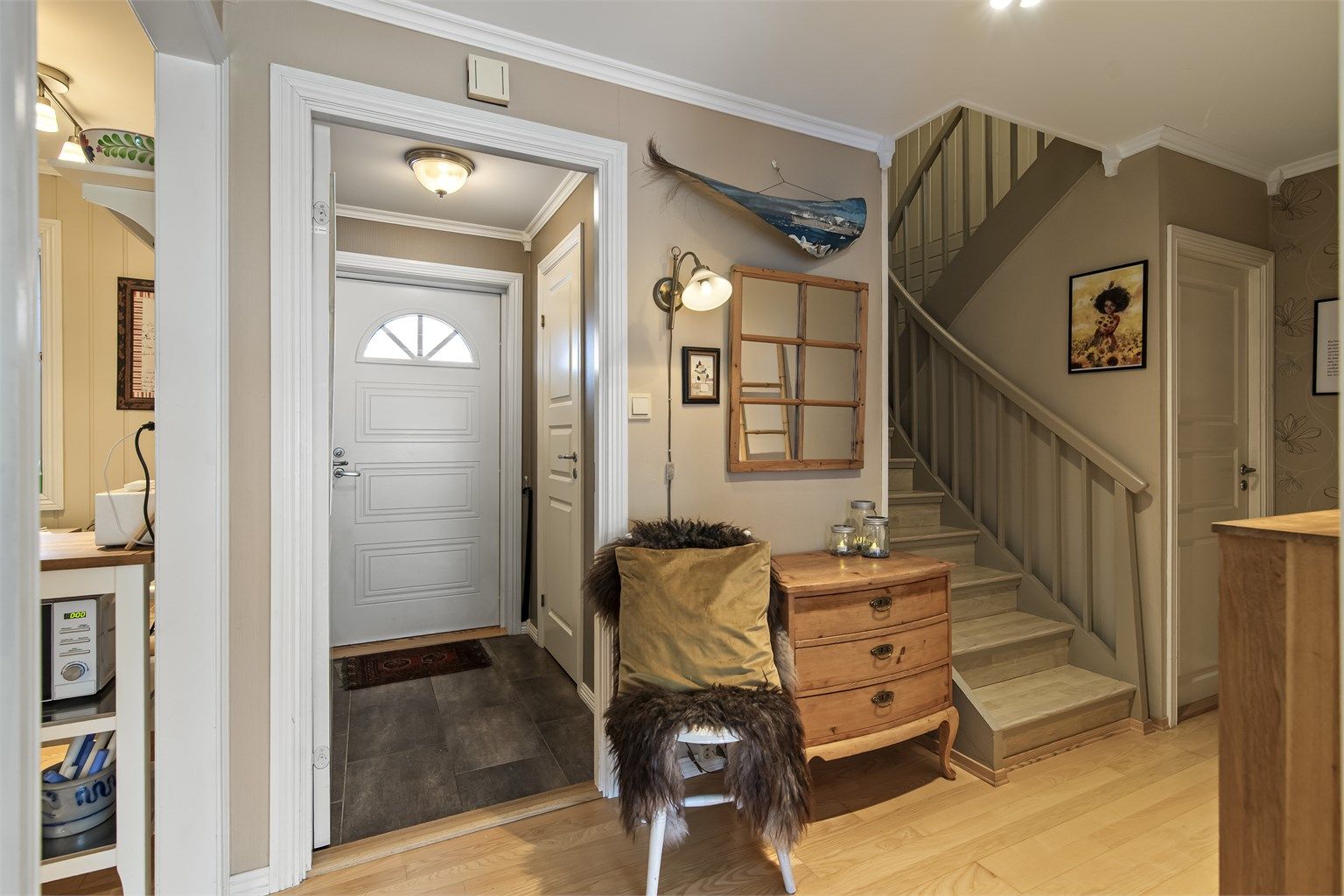 Entrè og gang med trapperom til 2. etasje og kjeller (delvis innredet)