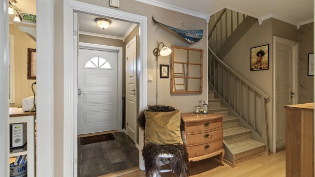 Entrè og gang med trapperom til 2. etasje og kjeller (delvis innredet)