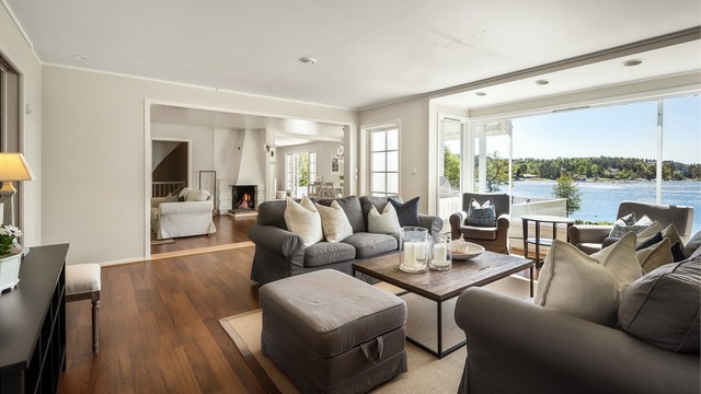 Åpne overganger mellom stuene gir en luftig romfølelse og god flyt i etasjen.