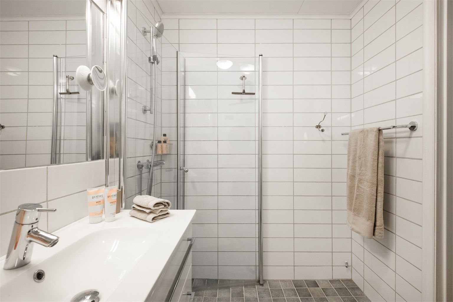 Rommet har flislagte overflater, elektriske varmekabler i gulvet og mekanisk avtrekk.