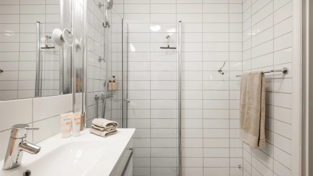 Rommet har flislagte overflater, elektriske varmekabler i gulvet og mekanisk avtrekk.