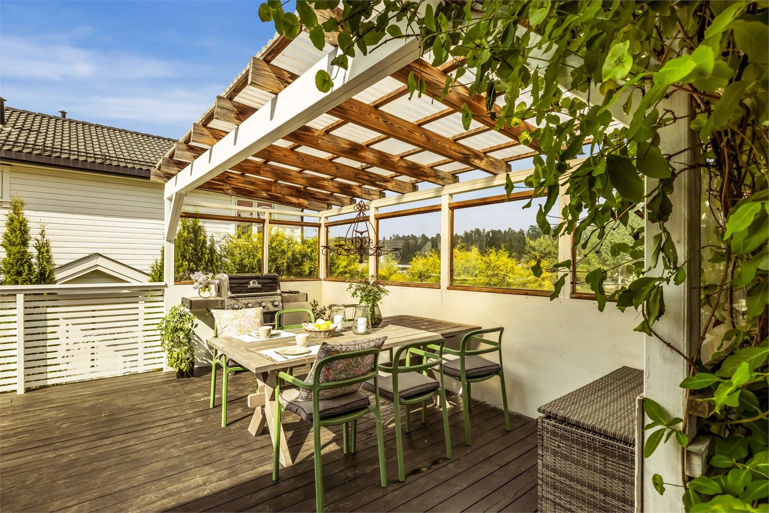 Her er det rikelig med plass til både spisegruppe, loungesone og grillområde.