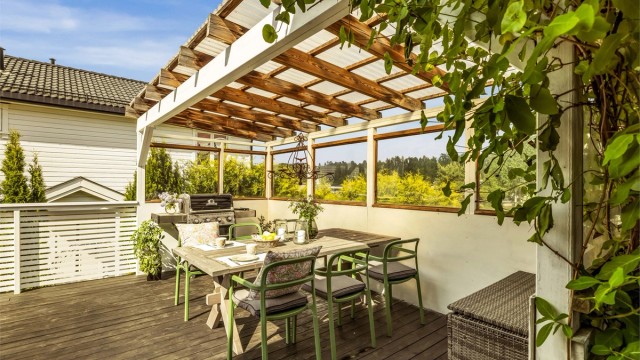 Her er det rikelig med plass til både spisegruppe, loungesone og grillområde.