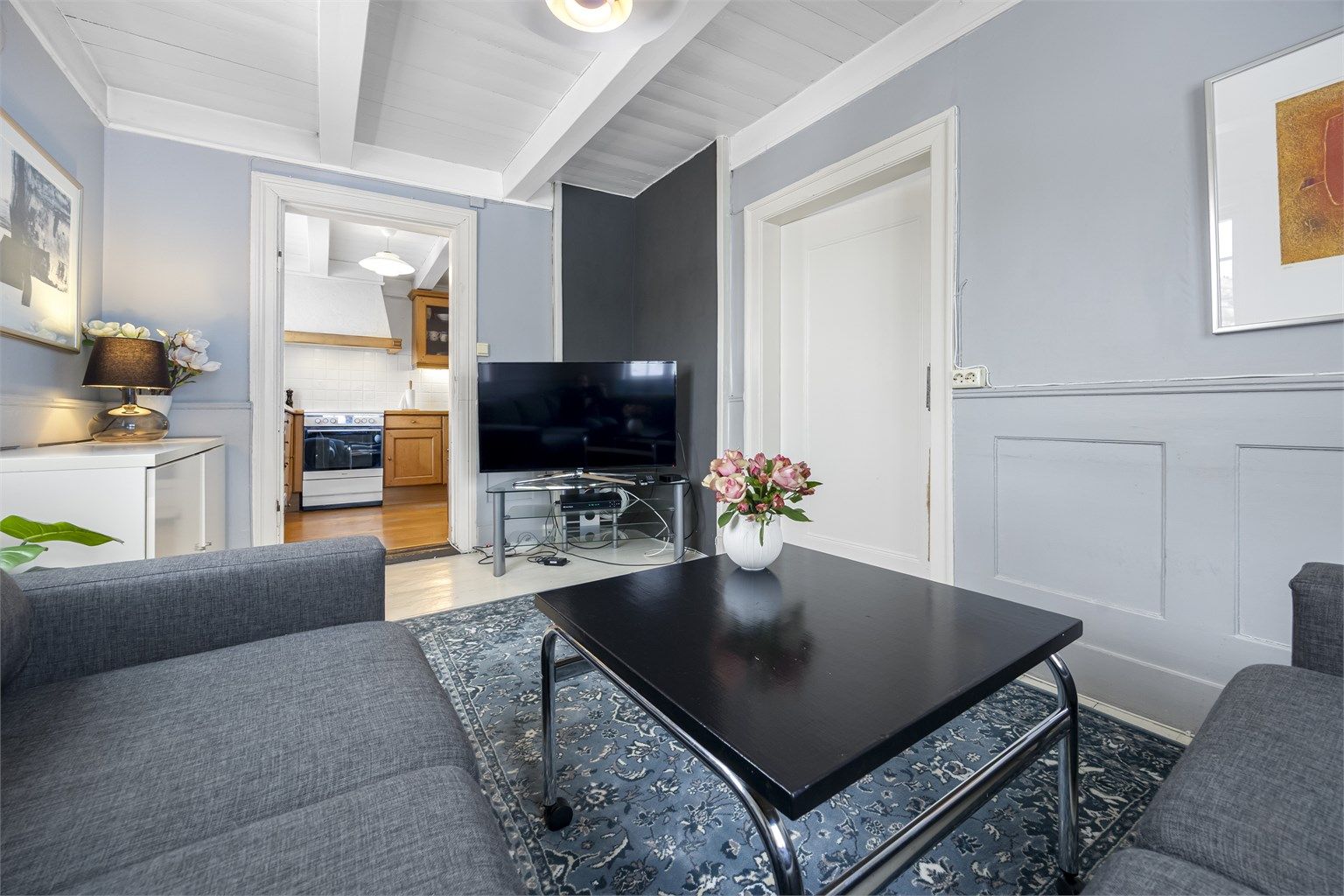 Tv-stuen har plass til en komfortabel sofagruppe og har direkte tilgang til spisestue og kjøkken