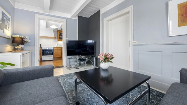 Tv-stuen har plass til en komfortabel sofagruppe og har direkte tilgang til spisestue og kjøkken