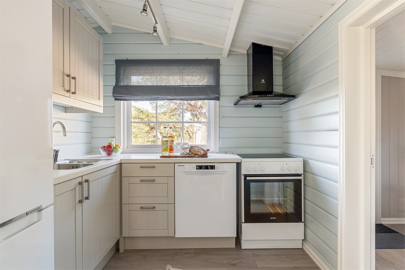 Av hvitevarer på kjøkkenet medfølger oppvaskmaskinen.