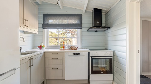 Av hvitevarer på kjøkkenet medfølger oppvaskmaskinen.