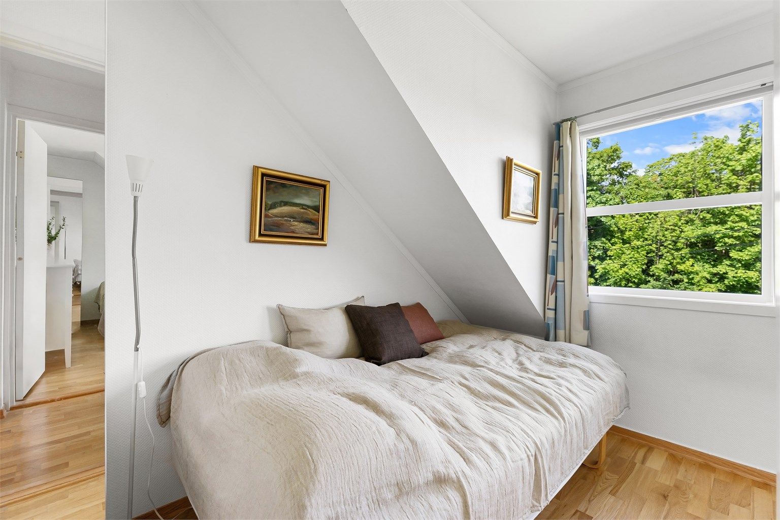 Soverom 4 med plass til dobbeltseng og garderobe