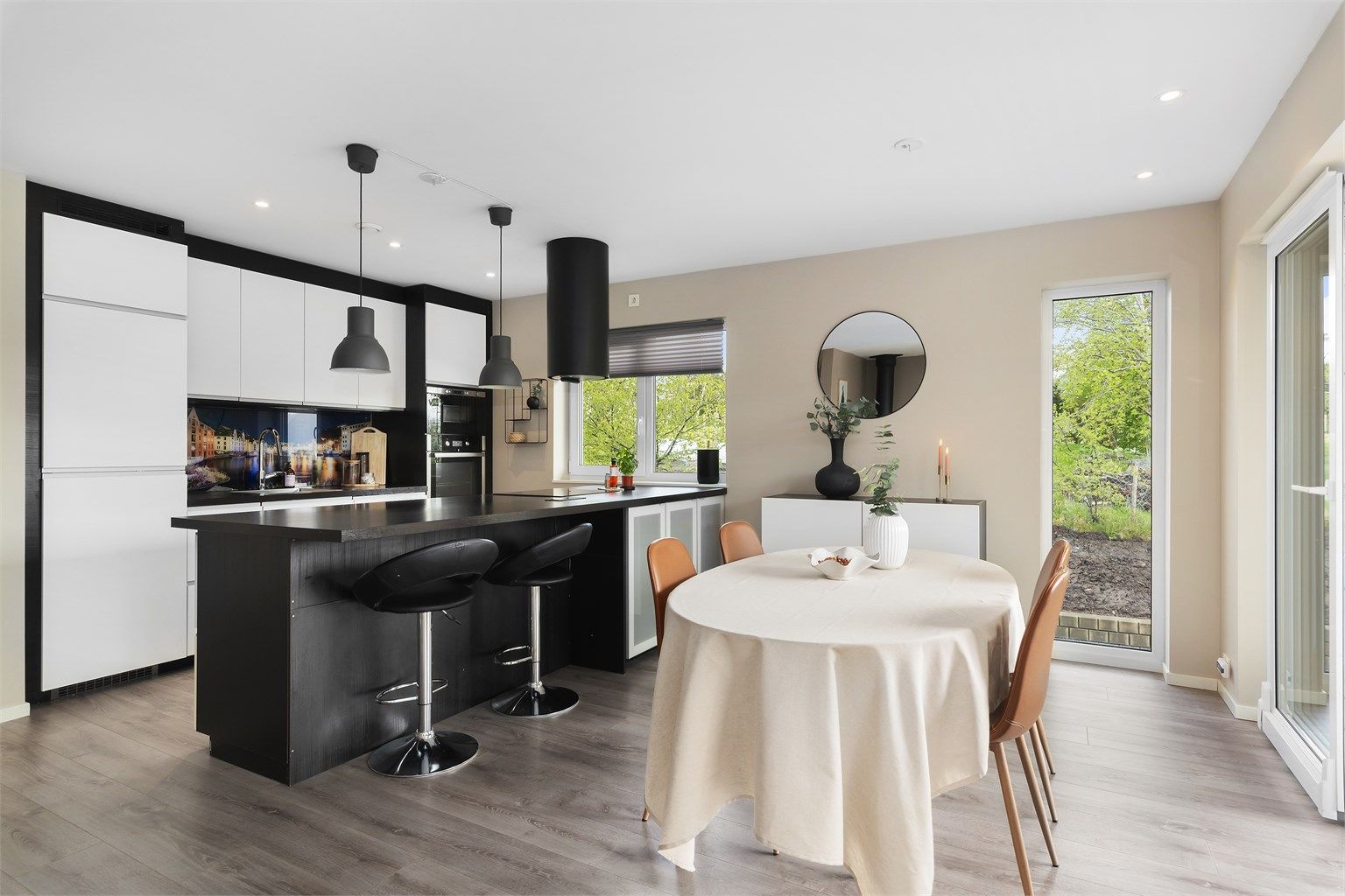 Fra trapperommet mellom etasjene, kommer man opp i et åpent stue-kjøkkenrom på 45m²