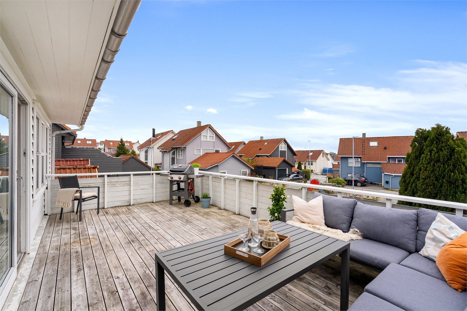 Solrik terrasse ut fra stue.