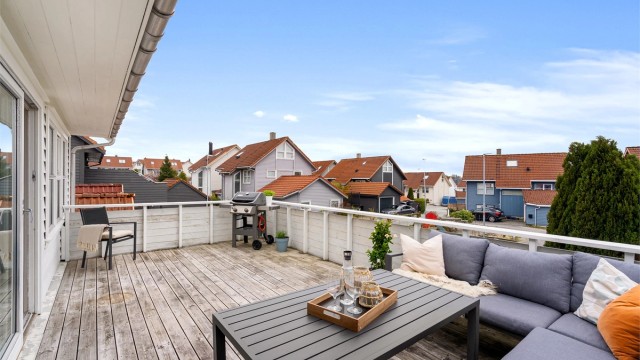 Solrik terrasse ut fra stue.