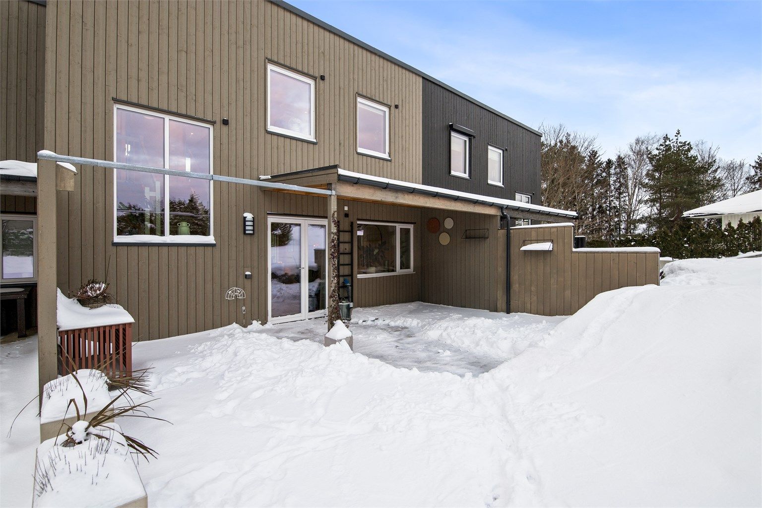 Uteområdene er romslige og innbydende. Terrassen mot øst er skjermet og stor nok til hele familien, perfekt til grilling og sommerhygge.