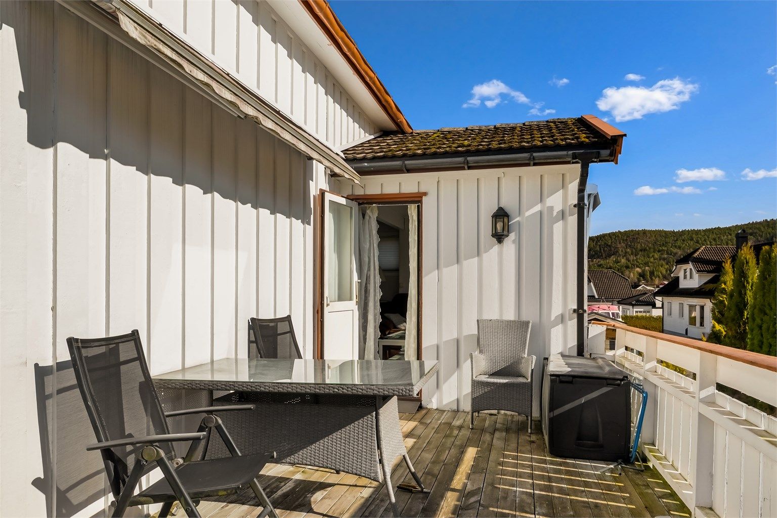 Usjenert og solrik terrasse.