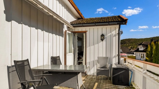 Usjenert og solrik terrasse.