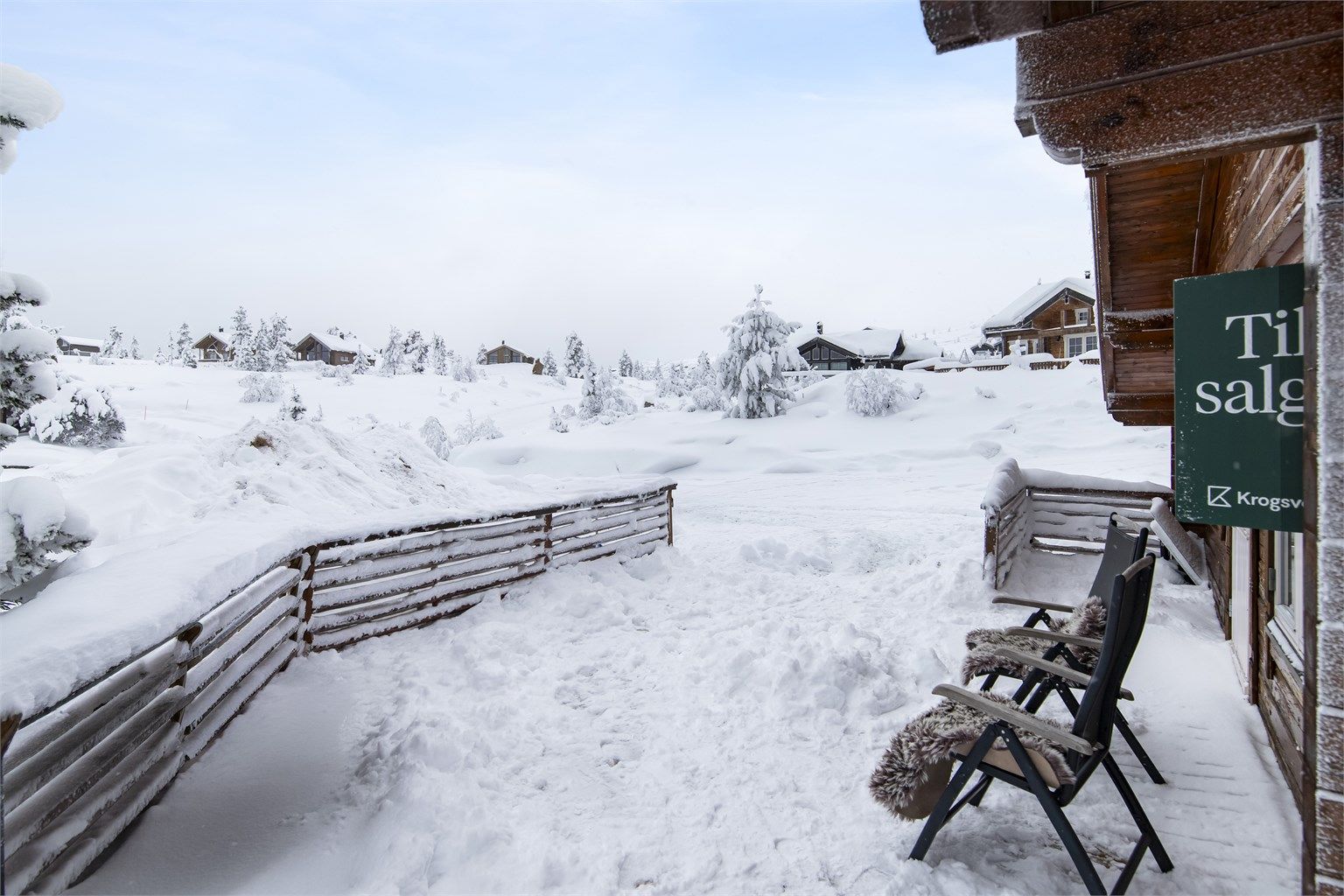 Store terrasseområder med plass til utemøblement og bålpanne på denne årstiden
