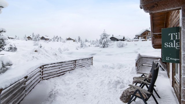 Store terrasseområder med plass til utemøblement og bålpanne på denne årstiden
