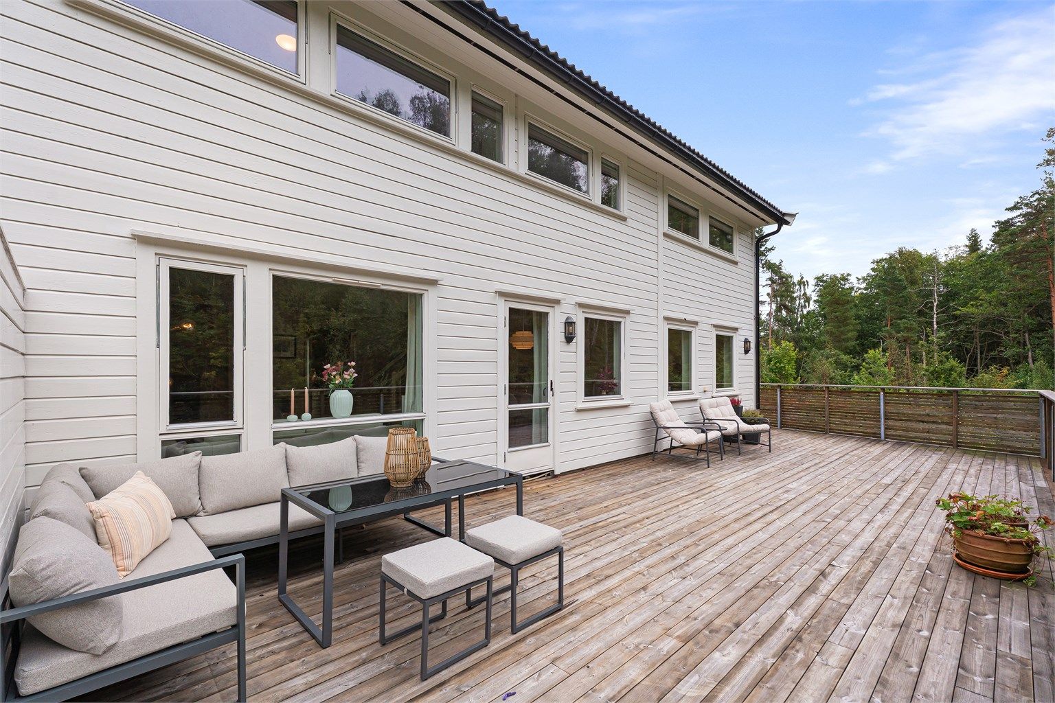 Fra stuen er veien kort ut til den romslige terrassen, som er en fin forlengelse av oppholdsrommet på varme dager.