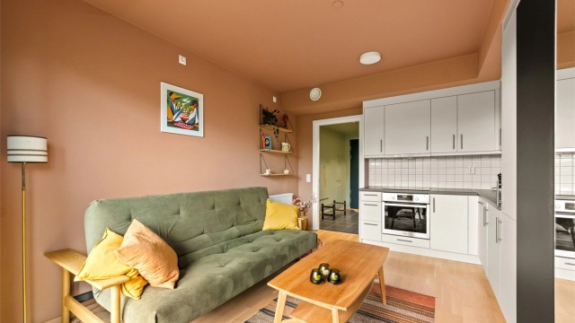 Velkommen til Søndre Dølibekken 6. En arealeffektiv leilighet malt i lune og behagelige farger.