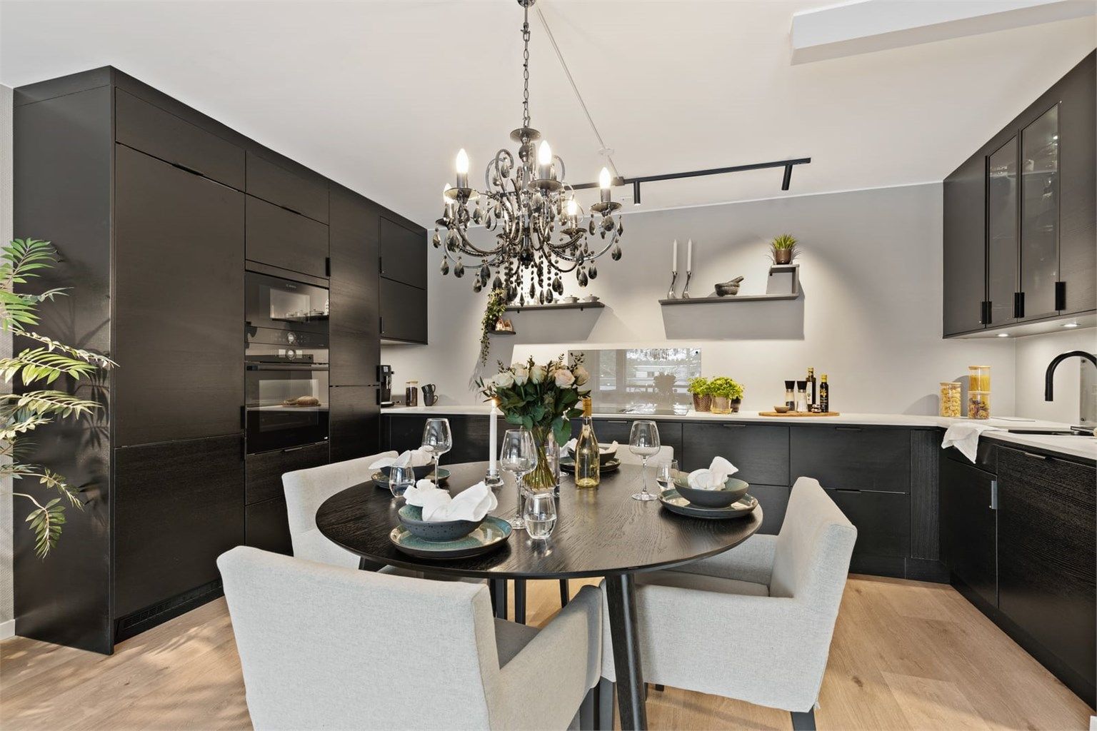 I overgang mellom stue og kjøkken er det god plass til en romslig spisegruppe i tilknytning til kjøkkenet.