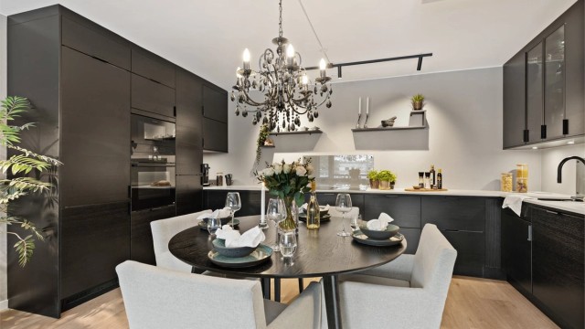 I overgang mellom stue og kjøkken er det god plass til en romslig spisegruppe i tilknytning til kjøkkenet.