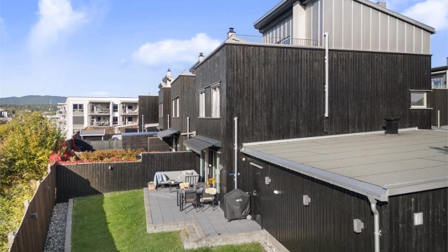 Fin usjenert og inngjerdet hage