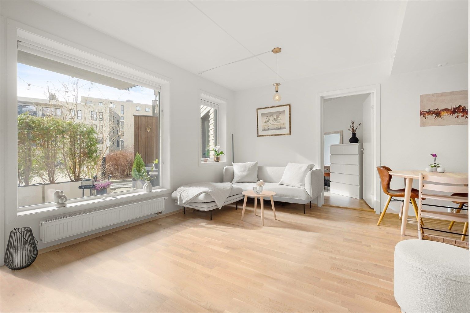 Stuen har god planløsning og kan enkelt innredes med en sofagruppe med tilhørende salongbord og annet ønskelig stuemøblement.