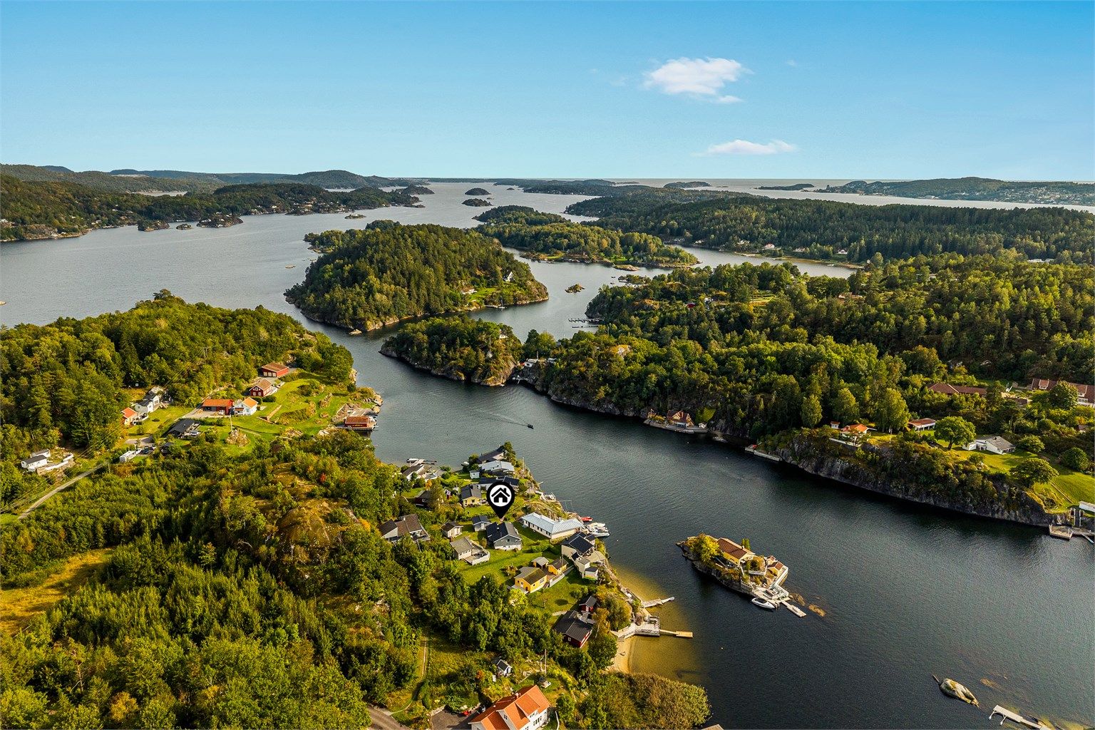Skjærgården i området er variert og vakker.