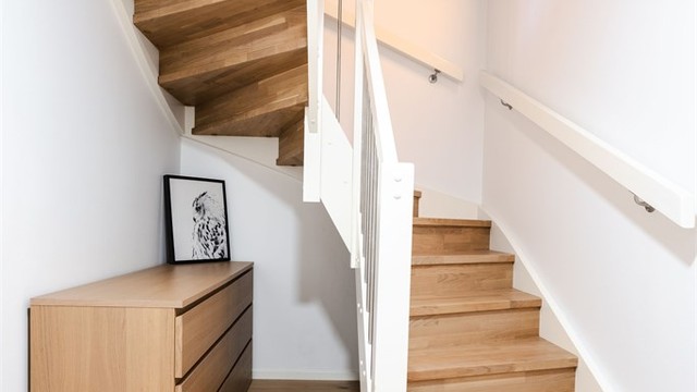 God plass til oppbevaringsmøbler i trappegangen.