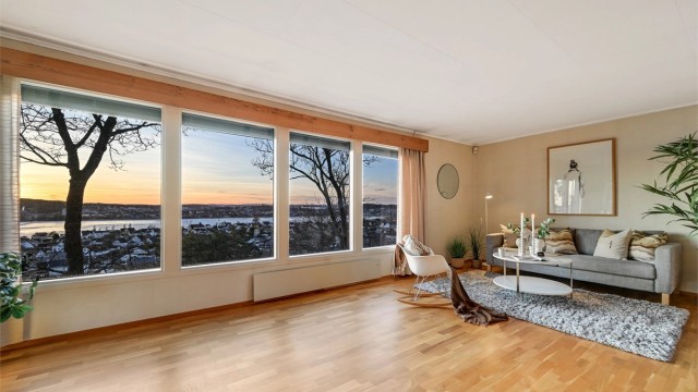 Her ligger alt til rette for hyggelige kvelder med stearinlys, pledd og gode samtaler.