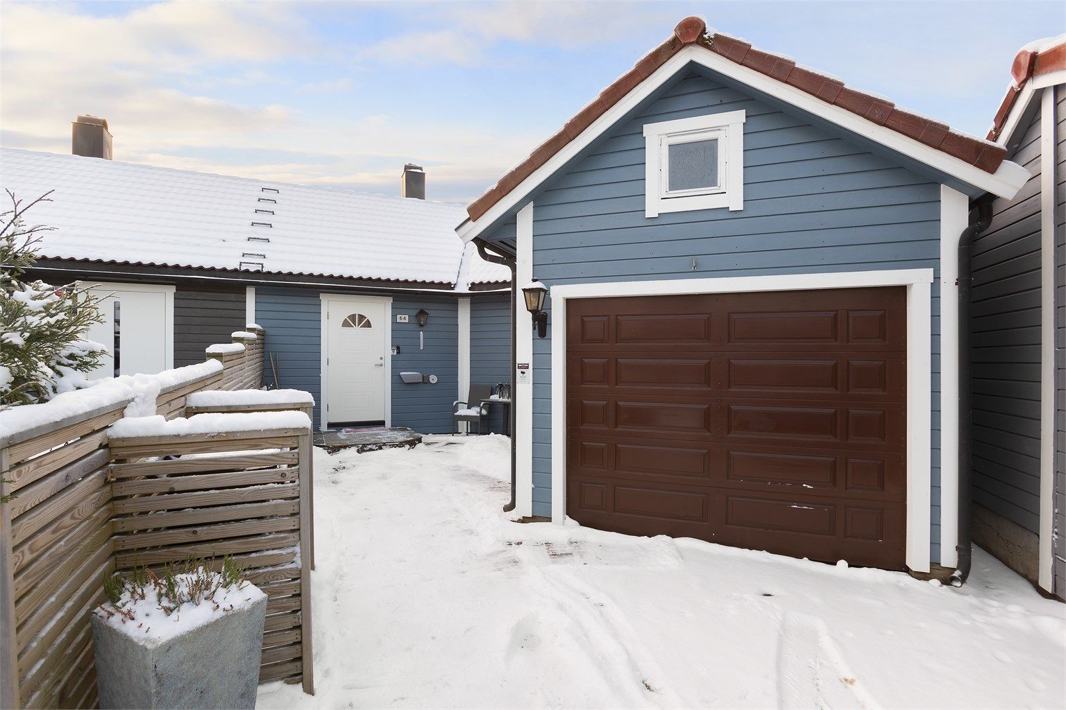 Parkering i garasje, samt plass til en bil utenfor garasjen