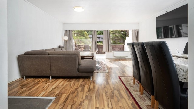 Store vindusflater og direkte utgang til en sørøstvendt balkong på ca. 16 m².