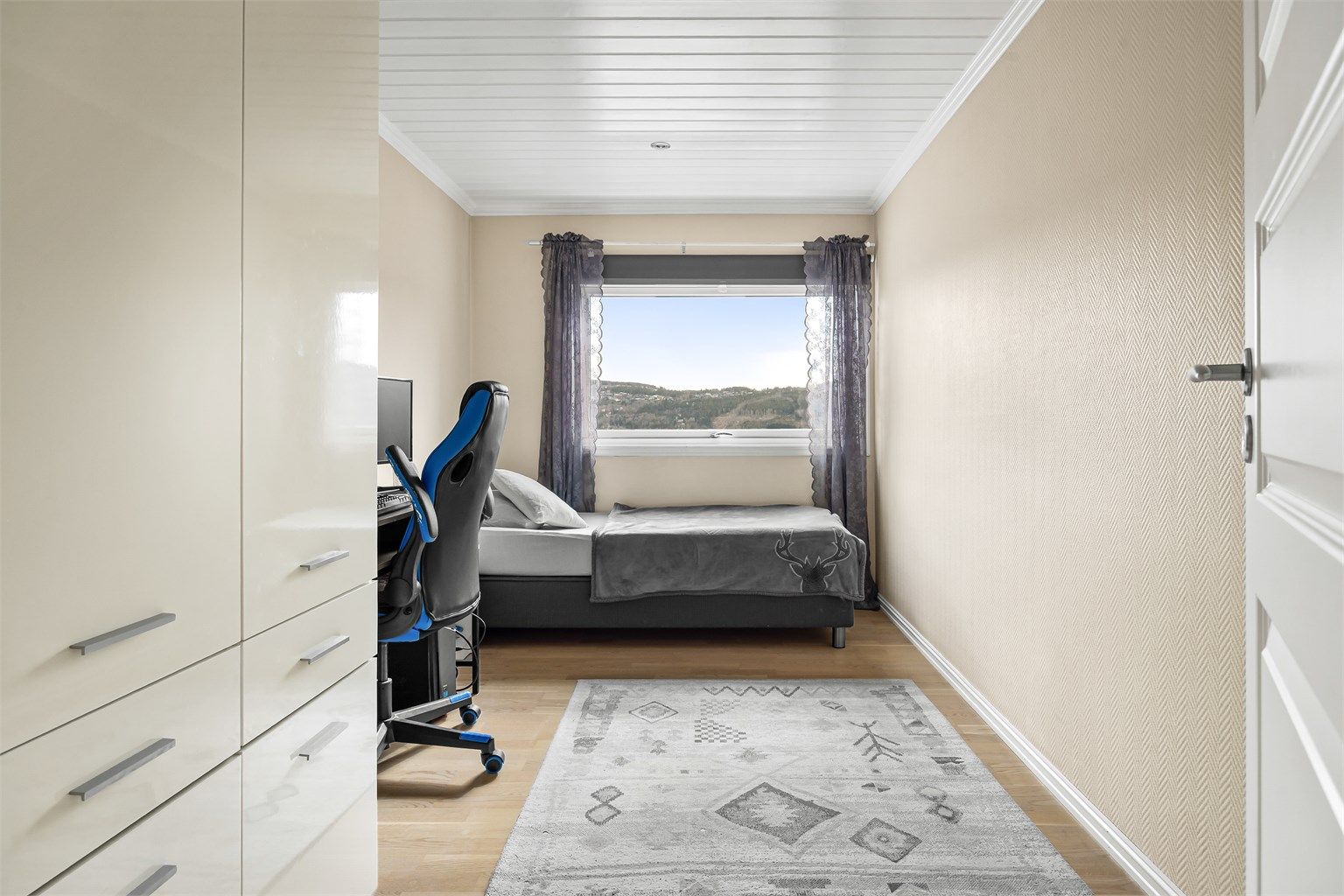 Garderobeskap med lagringsplass og downlights i tak i tre av rommene.