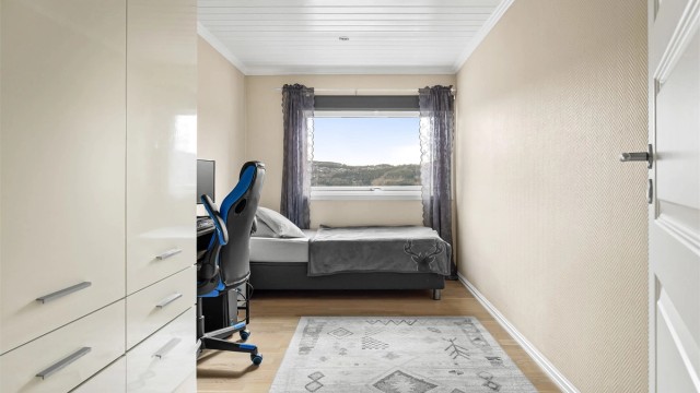 Garderobeskap med lagringsplass og downlights i tak i tre av rommene.