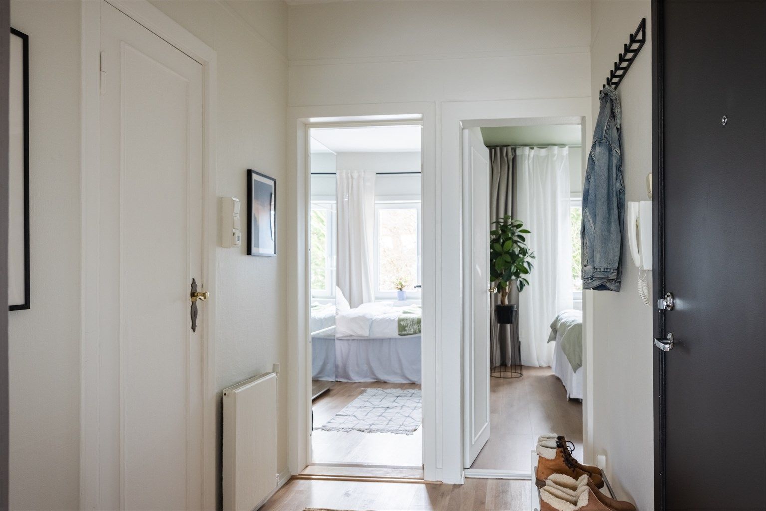 Velkommen inn! Den praktiske planløsning gir tilgang til alle rom fra entréen.