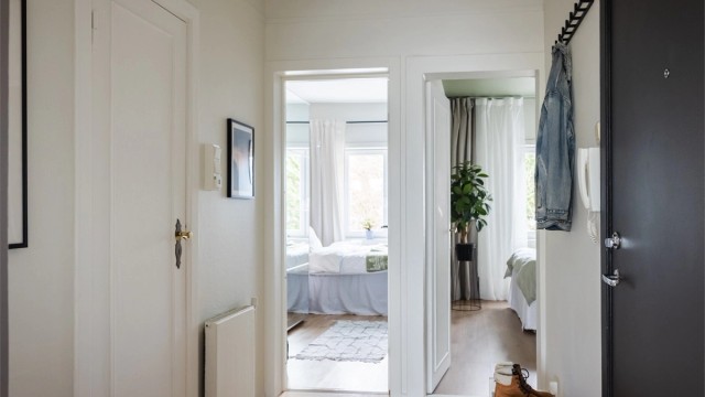 Velkommen inn! Den praktiske planløsning gir tilgang til alle rom fra entréen.