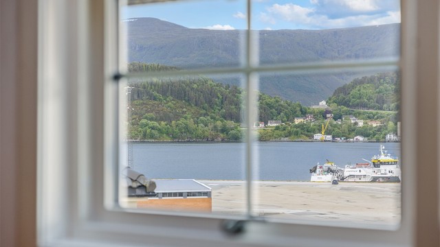 Vinduet i vegg supplerer lysinnslippet og gir utsyn mot Hessa