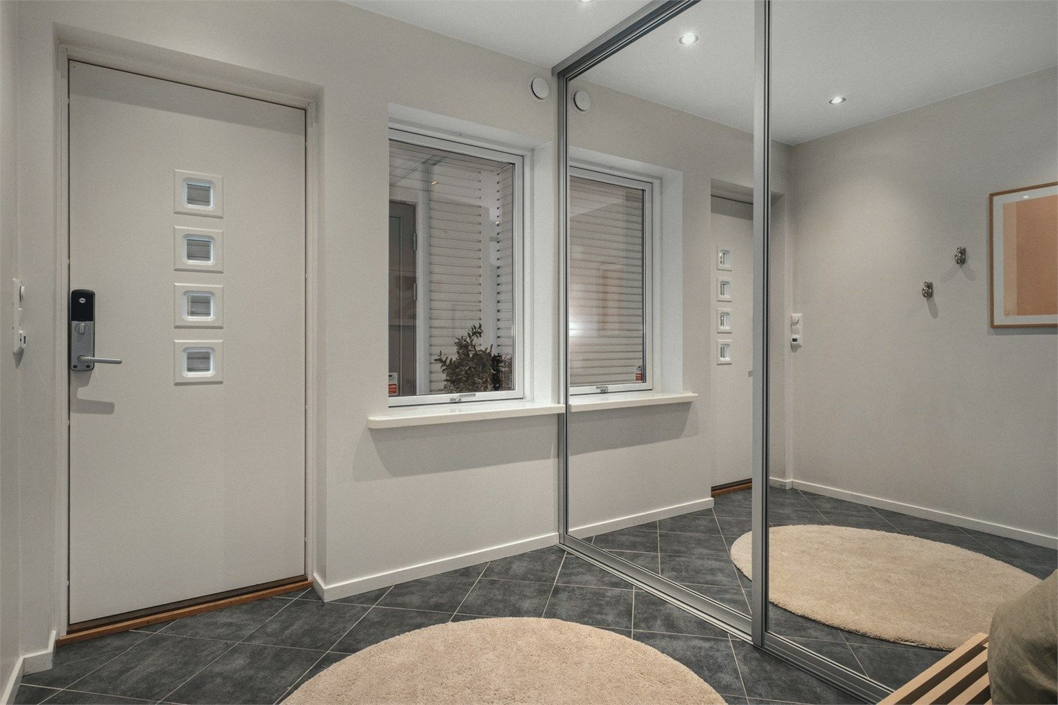 Romslig entrè med gode oppbevaringsmuligheter i skyvedørsgarderobe