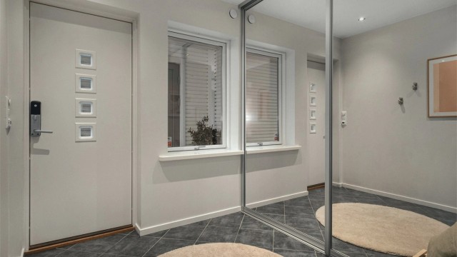 Romslig entrè med gode oppbevaringsmuligheter i skyvedørsgarderobe