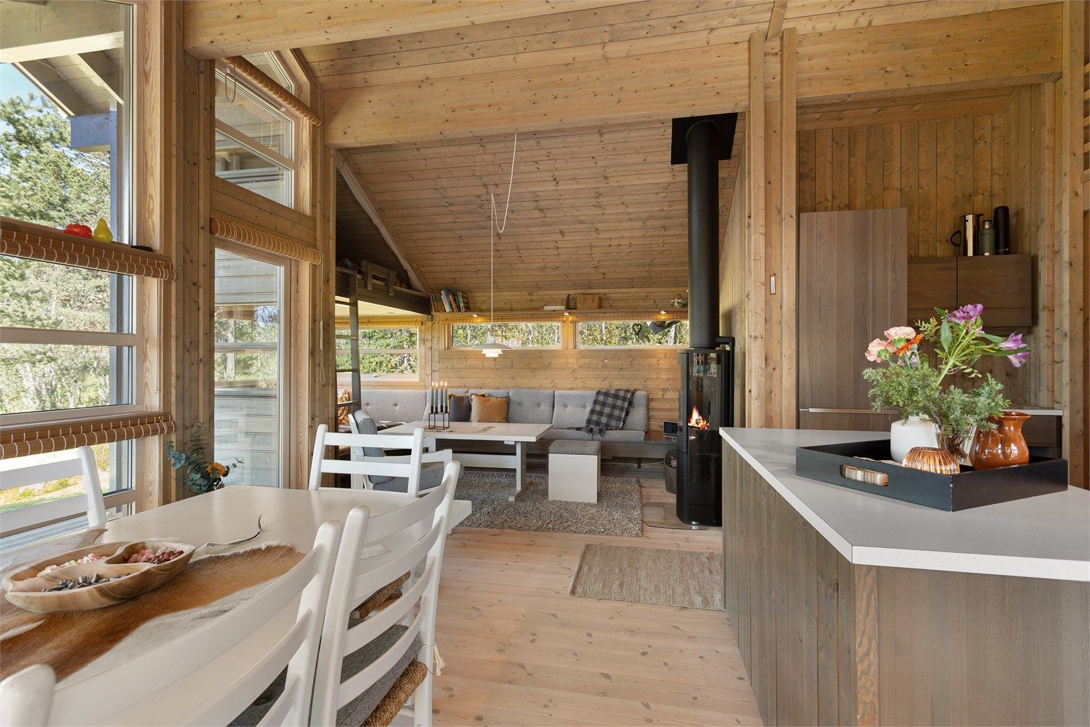 Gjennomgående gode materialvalg i hytta, som bl.a. heltre dører og kjøkkeninnredning